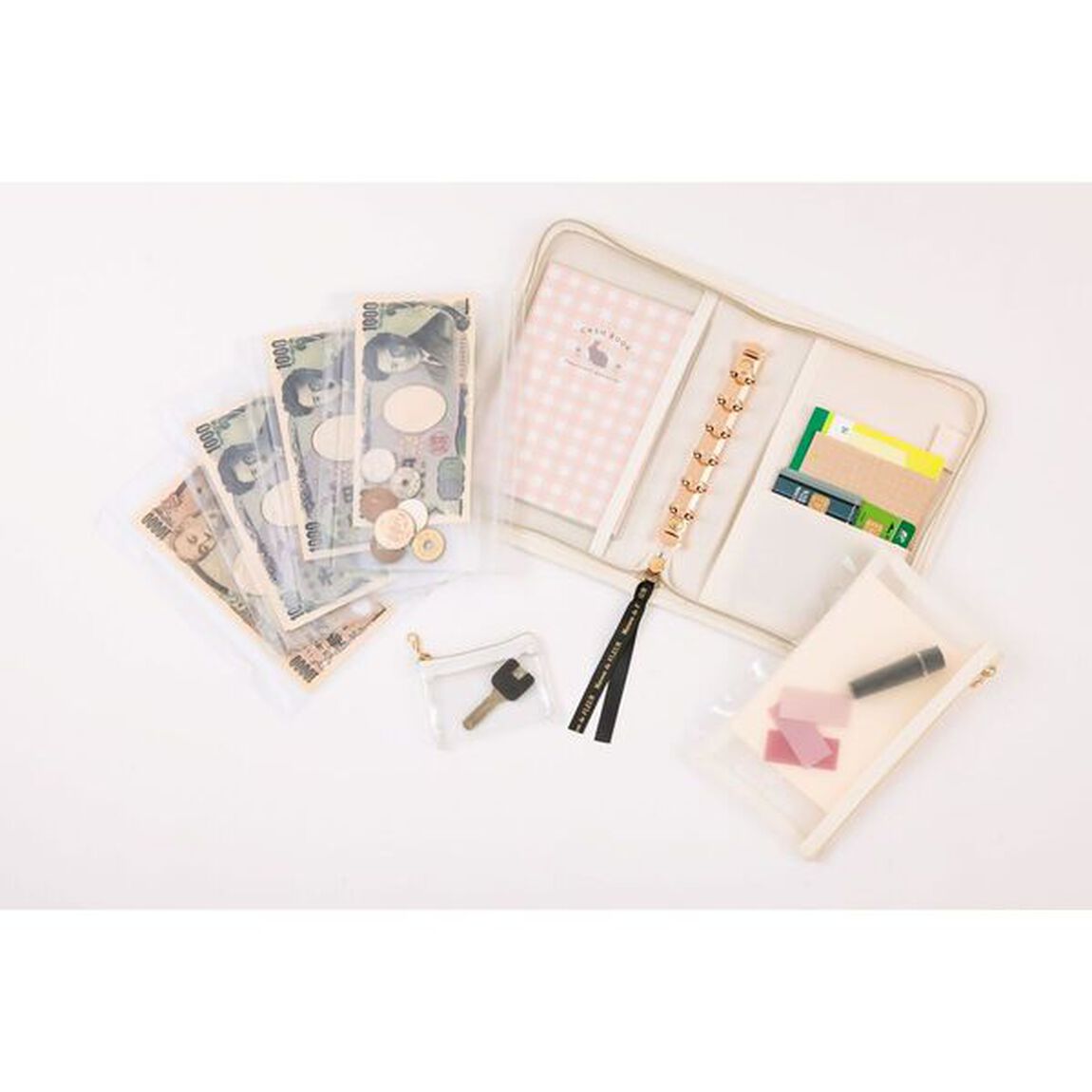 Maison de FLEUR BOOK マルチケース付き IVORY（セブン－イレブン／セブンネット限定）