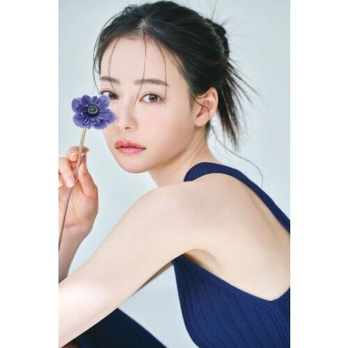 ＷＨＩＴＥ　ｇｒａｐｈ　ＢＵＺＺ　ＧＩＲＬＳ　ＭＡＧＡＺＩＮＥ　０１１