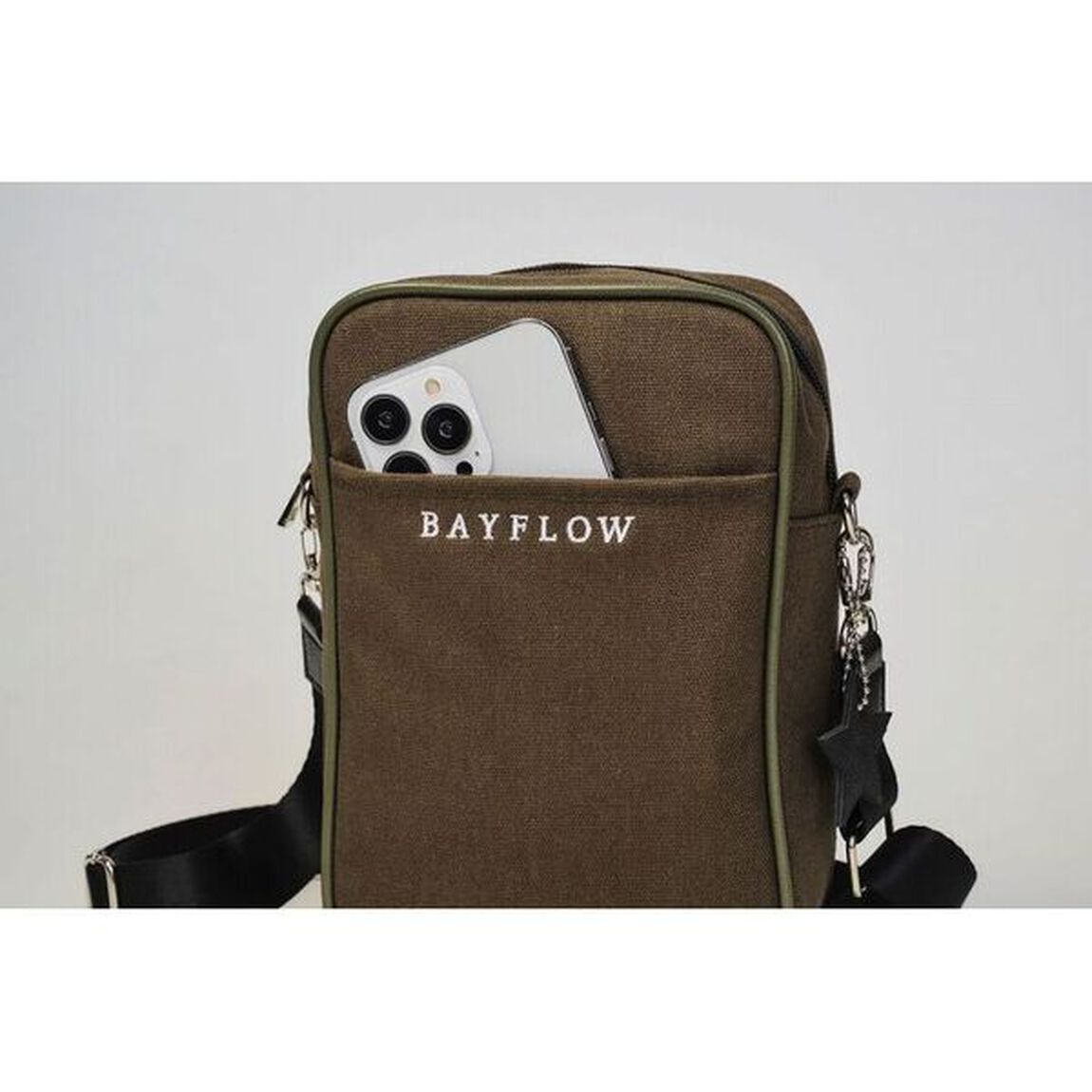 BAYFLOW ペットボトルがタテに入る! LOGO SHOULDER BAG BOOK KHAKI (宝島社ブランドブック)