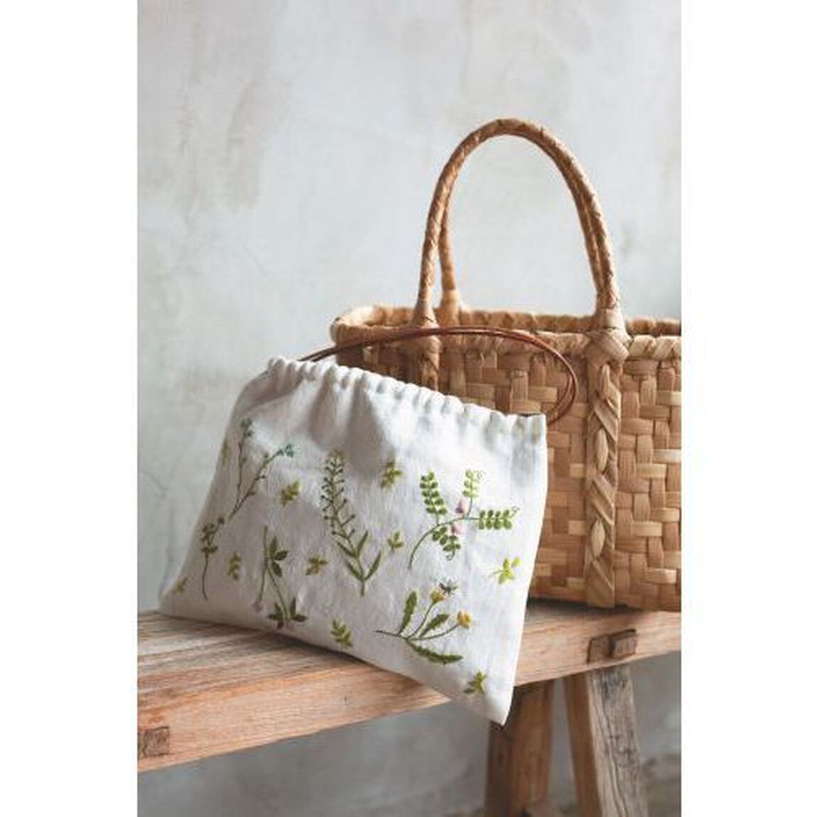 植物刺繍と１２か月のおはなし　季節の中で感じること、考えることそれが形になるまで