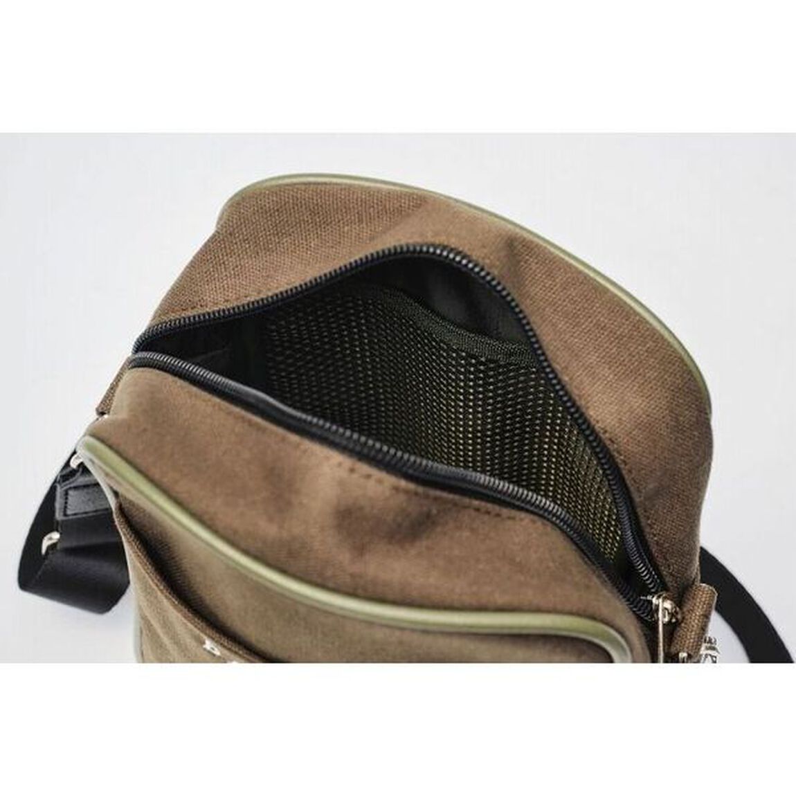 BAYFLOW ペットボトルがタテに入る! LOGO SHOULDER BAG BOOK KHAKI (宝島社ブランドブック)