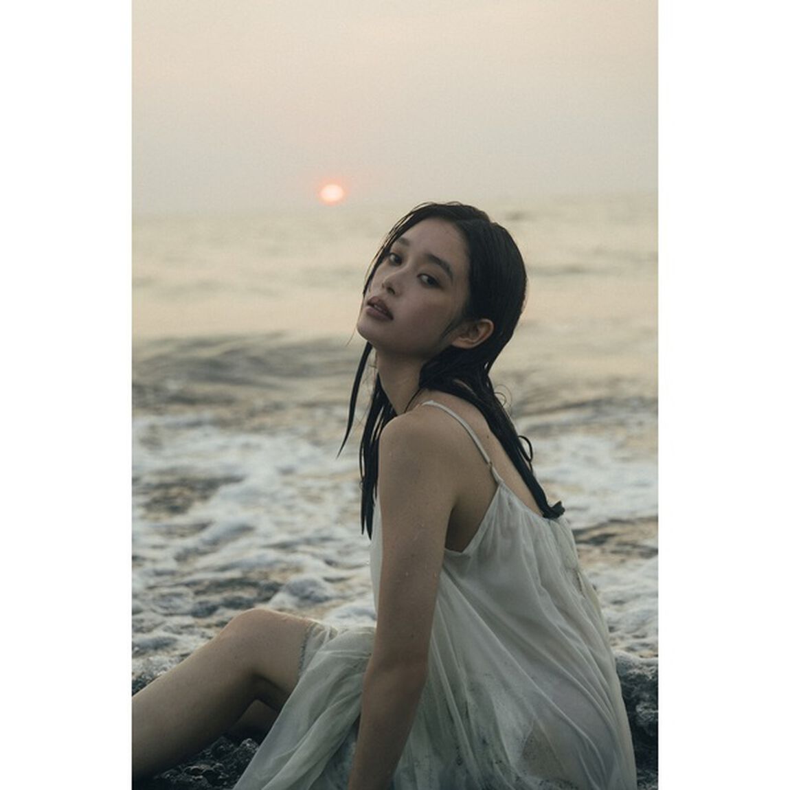 高石あかりファースト写真集　幻灯【セブネット限定：直筆サイン本】