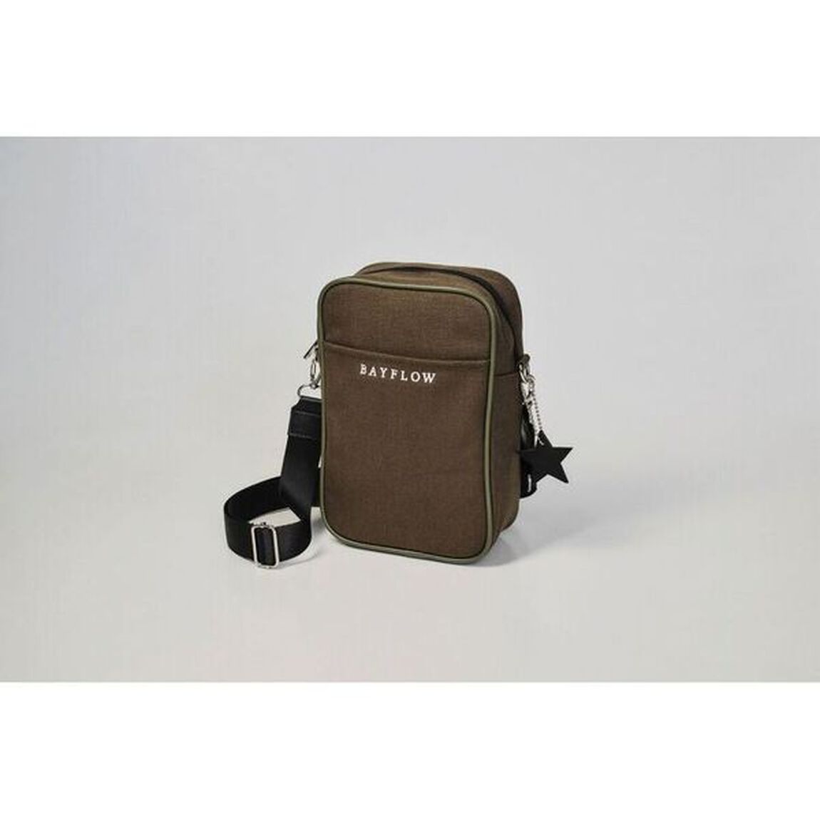 BAYFLOW ペットボトルがタテに入る! LOGO SHOULDER BAG BOOK KHAKI (宝島社ブランドブック)