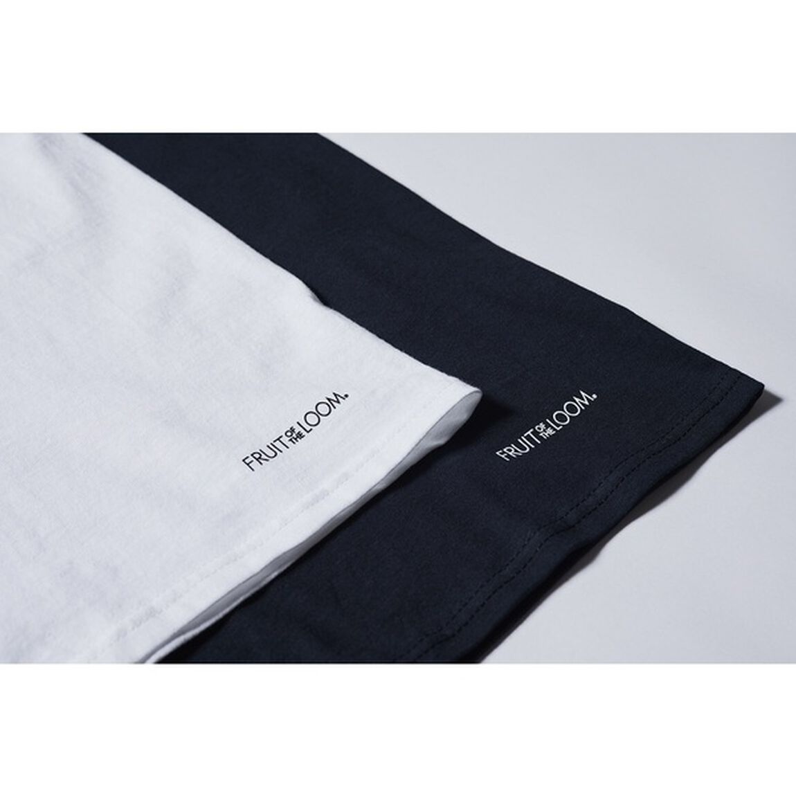UOMO2023年7月号&times;FRUIT OF THE LOOM「クルーネックロゴTシャツ白黒2枚セット＆マガジンセット」