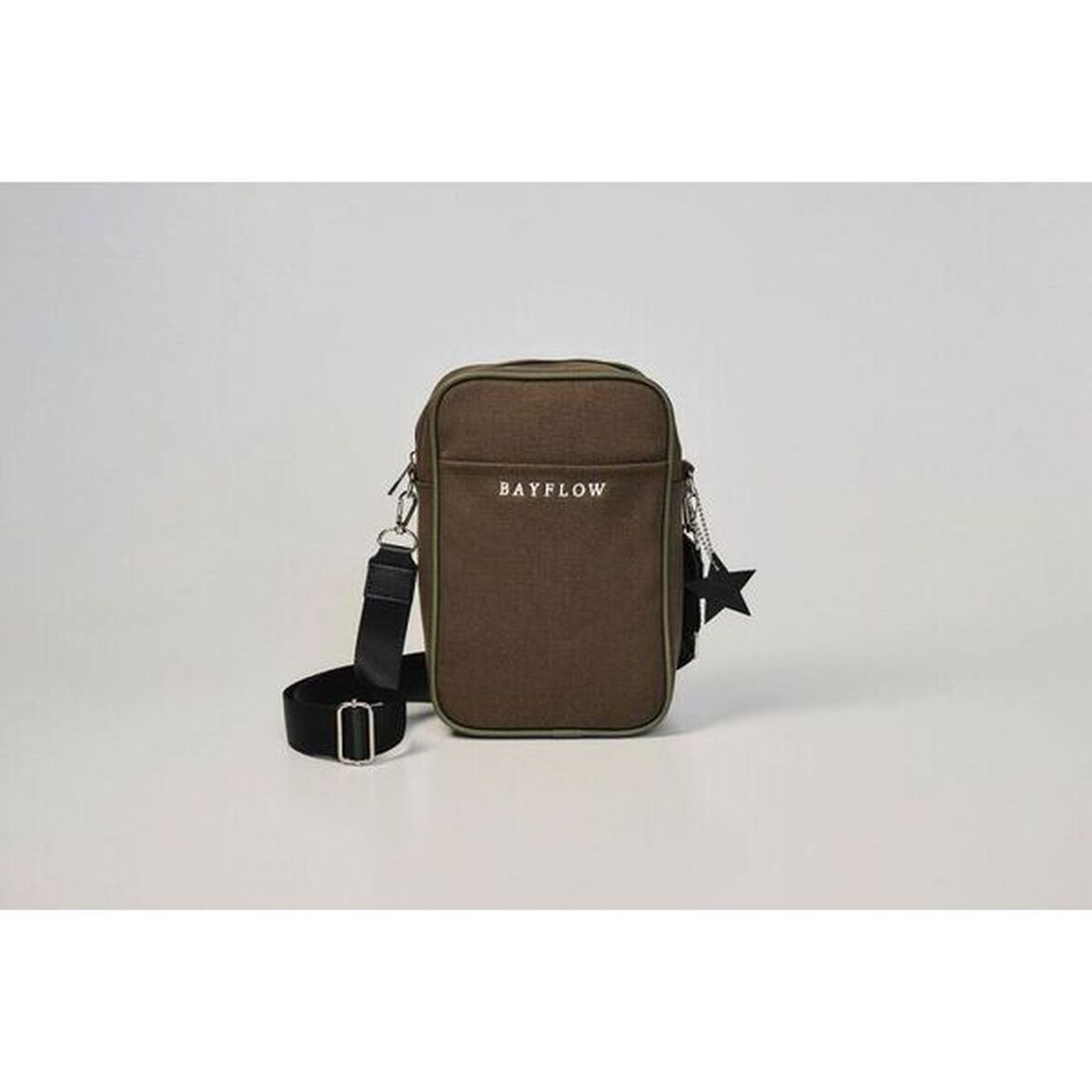 BAYFLOW ペットボトルがタテに入る! LOGO SHOULDER BAG BOOK KHAKI (宝島社ブランドブック)