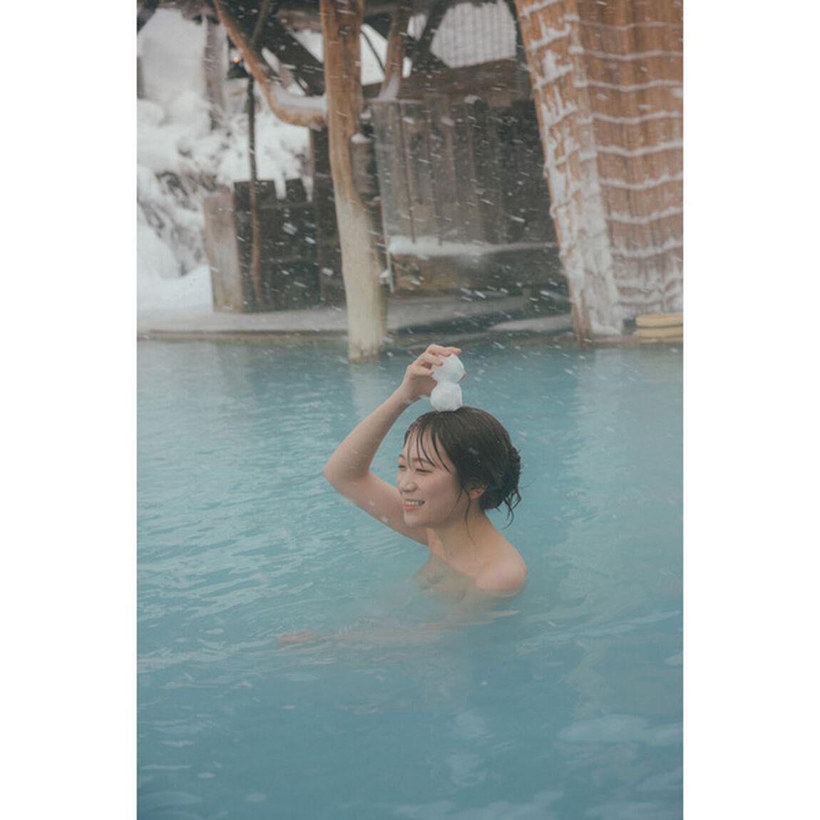秋元真夏フォトブック『淡淡(あわあわ)』【セブンネット限定特典：B3サイズ ポスター1枚付き（丸めて発送）】＜二次入荷分＞