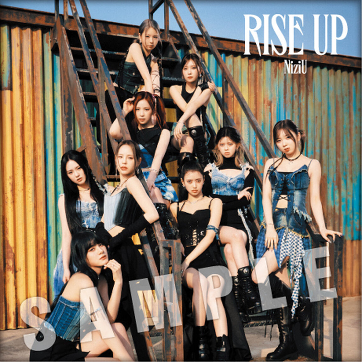 NiziU／RISE UP（初回生産限定盤A+B+通常盤+期間生産限定盤　4枚セット）（セブンネット限定特典：オリジナル・アナザージャケット（全9種の内、1種をランダムにてお渡し ※ソロ写真全9種）&times;4、オリジナル・スクエア缶バッジ（集合写真1種））（ＣＤ）