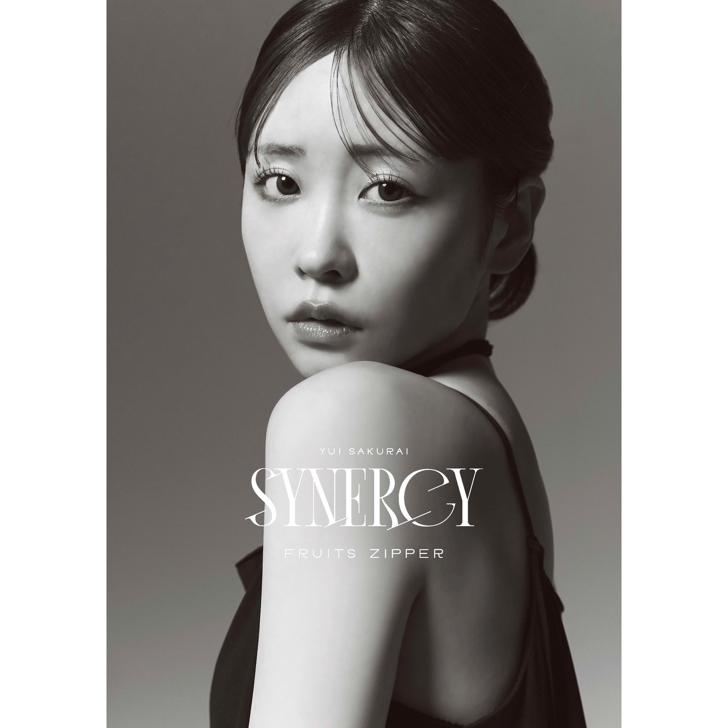 FRUITS ZIPPER 4th Anniversary写真集『SYNERGY』
    【セブンネット限定：櫻井優衣 ソロカバーVer.】