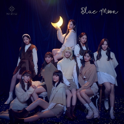 NiziU／Blue Moon（初回生産限定盤A／CD+DVD）（セブンネット限定特典：オリジナル・ステッカー（ソロ写真全９種（１種をランダムにてお渡し））